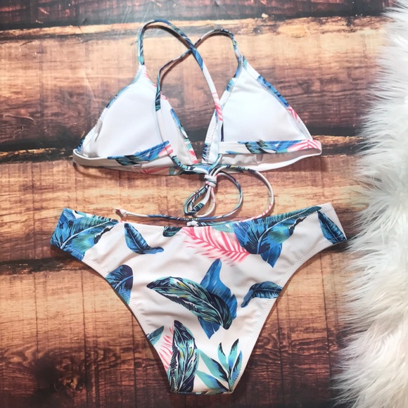 << White Palm Leaf Print Strappy Bikini >> - Picture 3 of 7